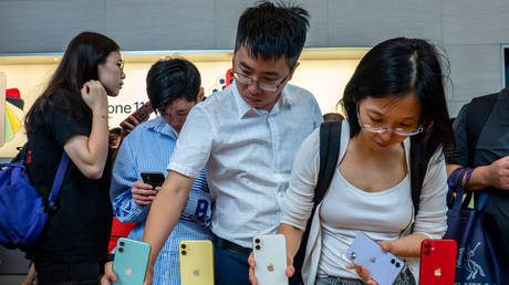 Customers at an Apple Retail Store in Shanghai, China, 20 September 2019. © Global Look /  ZUMA Press / Wang Gang