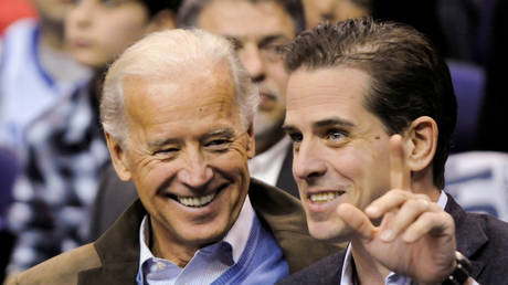 FILE PHOTO: U.S. Vice President Joe Biden and his son Hunter Biden. Picture taken January 30, 2010. © REUTERS/Jonathan Ernst