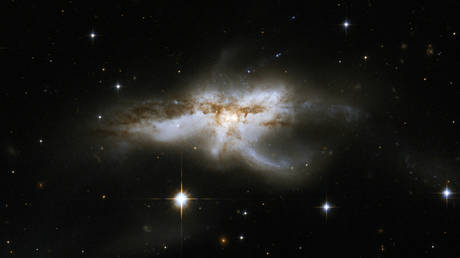 A Hubble image of NGC 6240 © NASA, ESA, the Hubble Heritage Team (STScI/AURA)-ESA/Hubble Collaboration and A. Evans (University of Virginia, Charlottesville/NRAO/Stony Brook University)