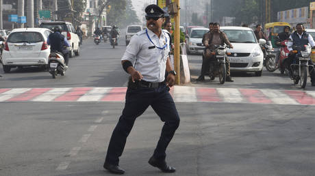 Ranjeet Singh directs traffic while "moonwalking" at an intersection in Indore. © AFP / Indranil Mukherjee