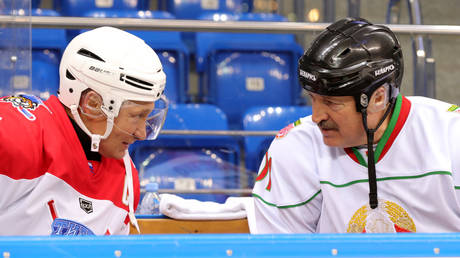 FILE PHOTO. Presidents Vladimir Putin (L) of Russia and Alexander Lukashenko of Belarus speak during an ice hockey game. © Kremlin via REUTERS / Mikhail Klimentyev