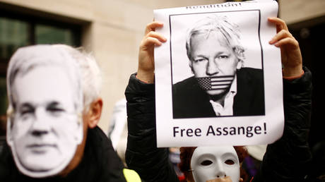 FILE PHOTO: Supporters of  Julian Assange protest outside Westminster Magistrates Court in London © Reuters / Henry Nicholls
