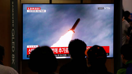 FILE PHOTO: People watch a TV broadcast showing a file footage for a news report on North Korea firing two projectiles, possibly missiles, into the sea between the Korean peninsula and Japan, in Seoul, South Korea, October 31, 2019. © REUTERS/Heo Ran
