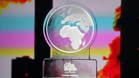 An ice sculpture displayed in place of Boris Johnson during Channel 4's climate debate © Reuters / Kirsty O'Connor