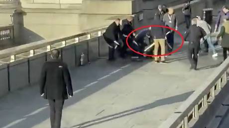 The man grabbed the narwhal tusk from a wall in Fishmongers Hall. © HLOBlog/ Ruptly