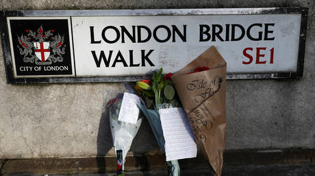 Flowers are left at the scene of a stabbing on London Bridge © Reuters / Simon Dawson