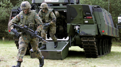 FILE PHOTO: Soldiers conduct an exercise with the new German Puma IFV in Munster. © Reuters / Fabrizio Bensch