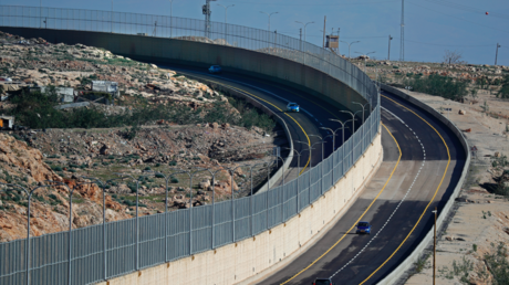 Cars drive on a new Israeli road divided by a wall to separate Palestinians and settlers © AFP / Thomas Coex 