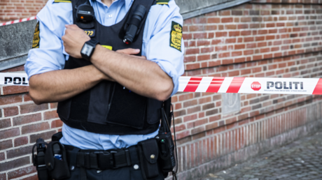 A police officer stands guard at the Danish Tax Authority at Oesterbro in Copenhagen, Denmark, on August 7, 2019 © AFP / Olafur STEINAR GESTSSON / Ritzau Scanpix