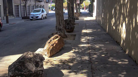 The anti-homeless rocks of Mission Dolores © Ruptly