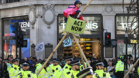 Police monitor an Extinction Rebellion protester in London © AFP / Isabel Infantes