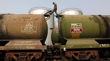 An oil terminal in Kolkata, India in November 2013. © Reuters / Rupak De Chowdhuri