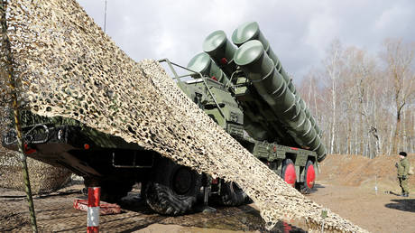 FILE PHOTO: A Russian S-400 missile system deployed near Kaliningrad © Reuters / Vitaly Nevar