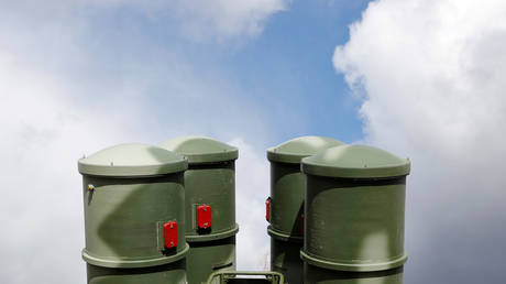 FILE PHOTO: A view shows a new S-400 "Triumph" surface-to-air missile system after its deployment at a military base outside the town of Gvardeysk near Kaliningrad, Russia March 11, 2019. © REUTERS/Vitaly Nevar/File Photo