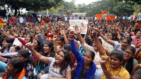 People shout slogans during a protest against the alleged rape and murder of a 27-year-old woman in Hyderabad, India, December 2, 2019. © REUTERS/Vinod Babu