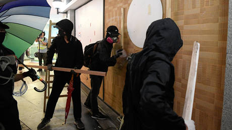 Protesters vandalize a store in the neighbourhood of Hung Hom in Hong Kong, China December 1, 2019. © Reuters / Laurel Chor