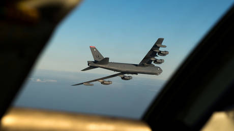 A B-52 Stratofortress long-range bomber returns to RAF Fairford, England, after flying a sortie over Norway. © REUTERS / US Air Force / Tessa B. Corrick