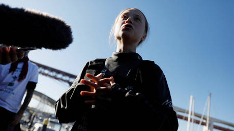 Climate change activist Greta Thunberg speaks upon her arrival at Santo Amaro port in Lisbon, Portugal December 3, 2019. © REUTERS/Pedro Nunes
