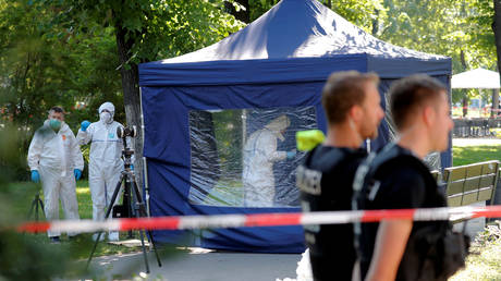 Police officers investigate a crime scene in Berlin, Germany, August 23, 2019, after a cyclist shot at a man in the Moabit district. © Reuters / Fabrizio Bensch