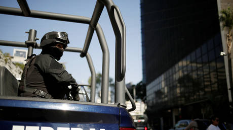 A federal police officer keeps watch after the U.S. Attorney General William Barr's convoy arrived at the Mexico's Attorney General Office, in Mexico City, Mexico December 5, 2019. © REUTERS/Jose Luis Gonzalez