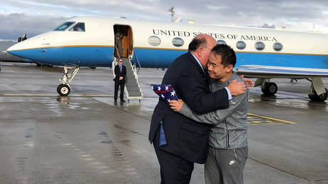 US Ambassador to Switzerland Edward McMullen greets Xiyue Wang in Zurich, Switzerland © Reuters / US Embassy in Switzerland