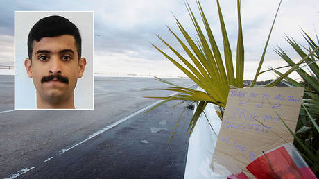 (L) A mugshot of the NAS Pensacola gunman ©  Reuters / FBI / Handout; A roadside tribute to the victims of the December 6 shooting © Reuters / Michael Spooneybarger