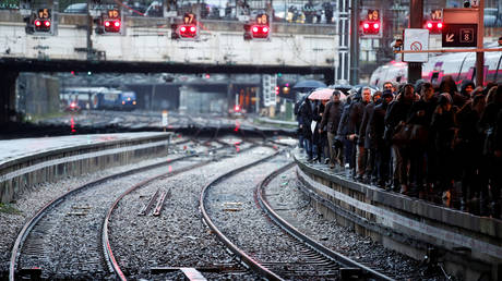 Commuters walk on a platform at Gare Saint-Lazare train station as a strike continues against French government's pensions reform plans, in Paris, France, December 9, 2019. © REUTERS/Christian Hartmann