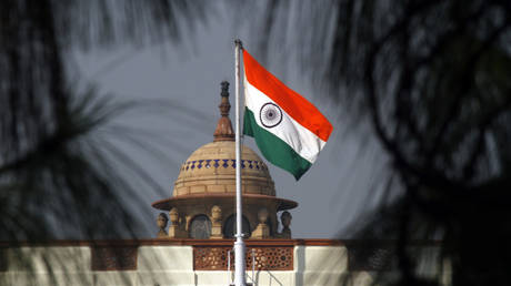 FILE PHOTO An Indian national flag flutters on top of the Indian parliament building in New Delhi © REUTERS/B Mathur