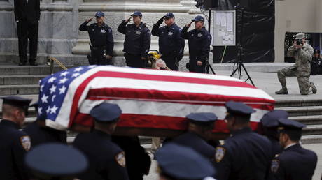 NYPD officers salute during the funeral of officer Joseph Lemm, who was killed during a deployment in Afghanistan in 2015. ©REUTERS / Carlo Allegri