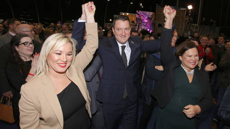 Sinn Fein's North Belfast candidate John Finucane (C) celebrates with (L) Sinn Fein  Leader Michelle O'Neill  © AFP / Paul Faith