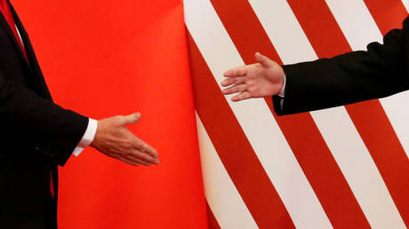 FILE PHOTO: US President Donald Trump and China's President Xi Jinping shake hands  © Reuters / Damir Sagolj