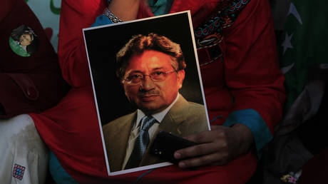 FILE PHOTO Supporters of former President Musharraf, chant slogans during a protest in Islamabad © REUTERS/Faisal Mahmood