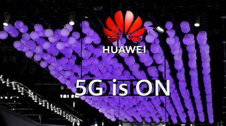 FILE PHOTO: A Huawei logo and a 5G sign © Reuters / Aly Song
