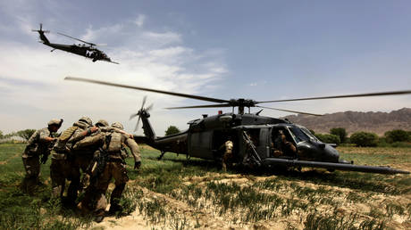 FILE PHOTO: US troops evacuate an injured comrade in Kandahar province, Afghanistan, 2010 © Reuters / Yannis Behrakis