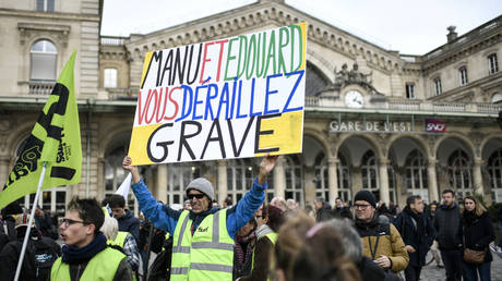 A demonstration in front of Gare de l'Est train station in Paris on December 26, 2019. © AFP / STEPHANE DE SAKUTIN