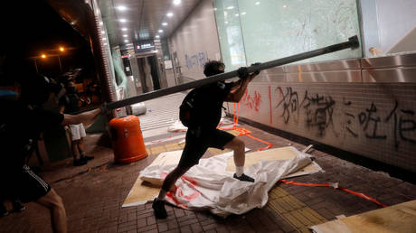 FILE PHOTO: Anti-government protesters break a window at the entrance of a metro station, in Hong Kong, China © Reuters / Susana Vera