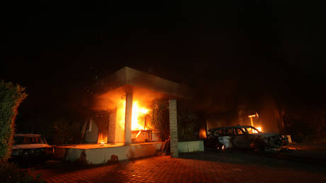 FILE PHOTO: The US consulate in Benghazi burns following a jihadist attack, 2012 © Reuters / Esam Al-Fetori