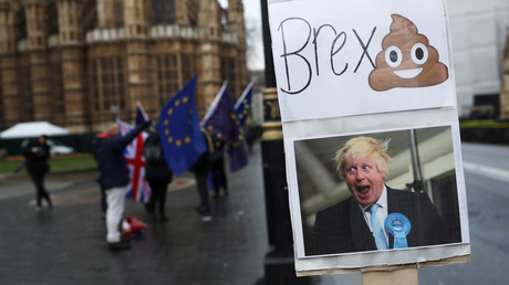 A picture of former Foreign Sec Boris Johnson is seen with anti-Brexit protesters outside UK parliament © REUTERS / SIMON DAWSON