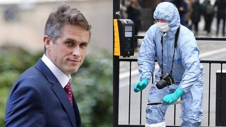 (L) Defence Secretary Gavin Williamson © AFP / Tolga Akmen (R) A British police forensics officer © AFP / Justin Tallis