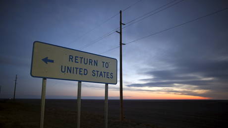 A sign near the United States border post into Canada © Reuters / Lucy Nicholson