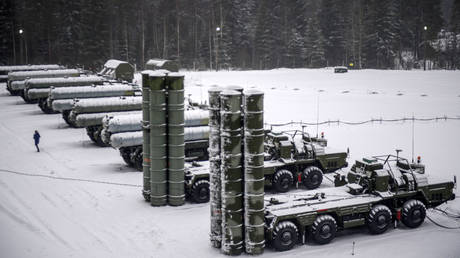 FILE PHOTO: S-400 anti-aircraft missile systems during a drill © Sputnik / Alexander Galperin