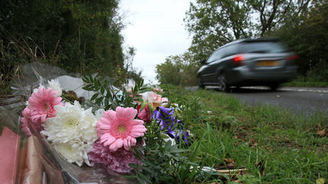 Flowers on the roadside near RAF Croughton where Harry Dunn was killed © AFP / Lindsey Parnaby