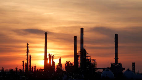 FILE PHOTO:  The Total Grandpuits oil refinery southeast of Paris © Reuters / Christian Hartmann