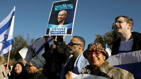 Israelis demonstrating in support of Netanyahu © Reuters / Ammar Awad