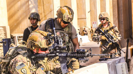 American soldiers take position around the US Embassy in Baghdad © US Embassy / Handout via AFP