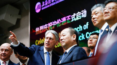 British Chancellor of the Exchequer Philip Hammond reacts after the opening of the markets with Chinese Vice-Premier Hu Chunhua at the London Stock Exchange in London. ©REUTERS / Henry Nicholls