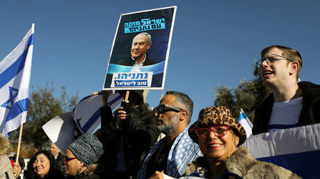 Supporters of Benjamin Netanyahu demonstrate against an Israeli supreme court hearing. ©REUTERS / Ammar Awad