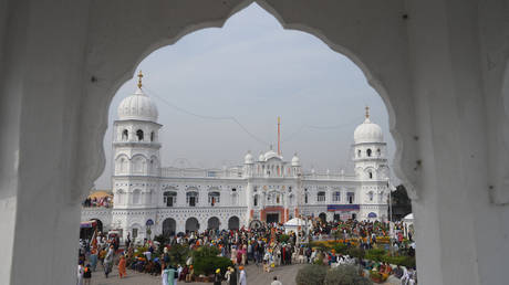 FILE PHOTO. Sikh pilgrims gather at Nankana Sahib © AFP / Arif Ali