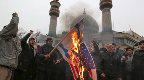 Iranians burn US and Israeli flags during an anti-US protest over the killing of Qassem Soleimani © ATTA KENARE / AFP