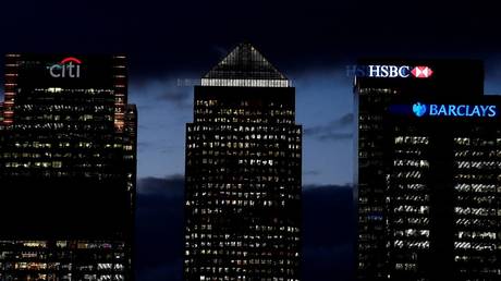 File Photo: Citibank, HSBC and Barclay's buildings are lit up at dusk in the Canary Wharf financial district of London © Reuters / Toby Melville